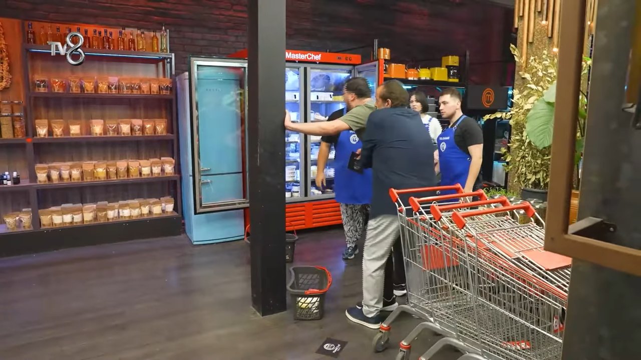 MasterChef’te yürekler ağıza geldi! Boğazına yemek kaçtı, ilk müdahale Mehmet Şef’ten geldi