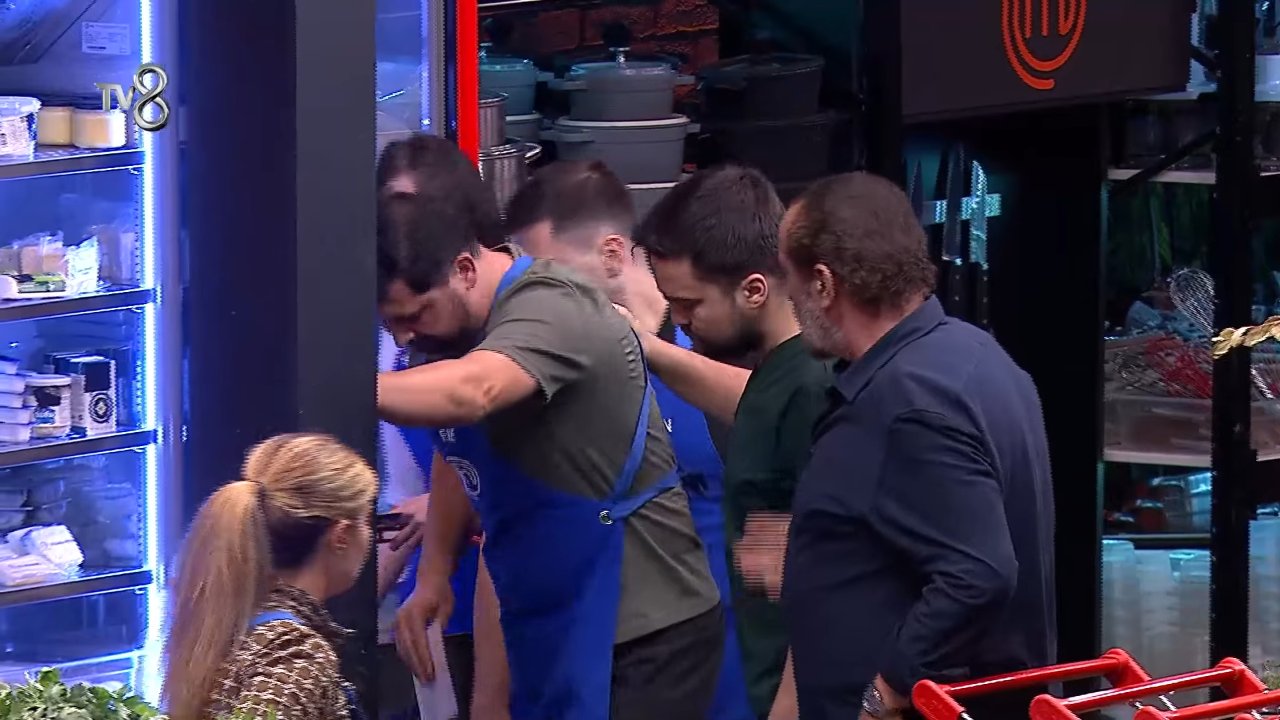 MasterChef’te yürekler ağıza geldi! Boğazına yemek kaçtı, ilk müdahale Mehmet Şef’ten geldi