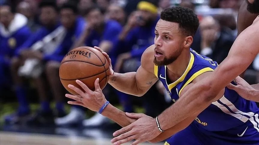 Dört defa NBA şampiyonu olan Stephen Curry, 12 defa All-Star seçildi.