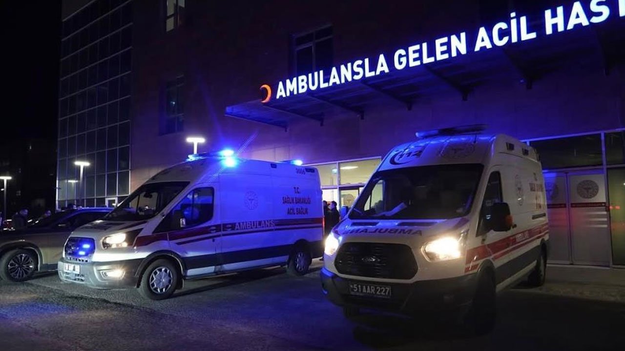 Niğde’de feci kaza! Hafif ticari araç, tır ile çarpıştı: 2 ölü görseli