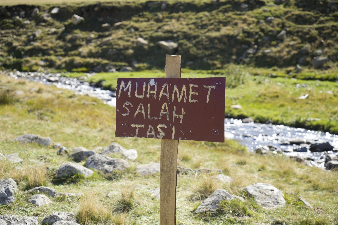 Salah’ın oturduğu taşın yanına konulmuştu… Tabela ve bank bir gecede kayboldu