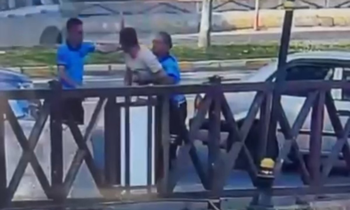 Zabıtaların müdahalesi hayat kurtardı! Sahilde korku dolu anlar