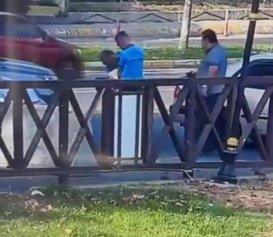 Zabıtaların müdahalesi hayat kurtardı! Sahilde korku dolu anlar