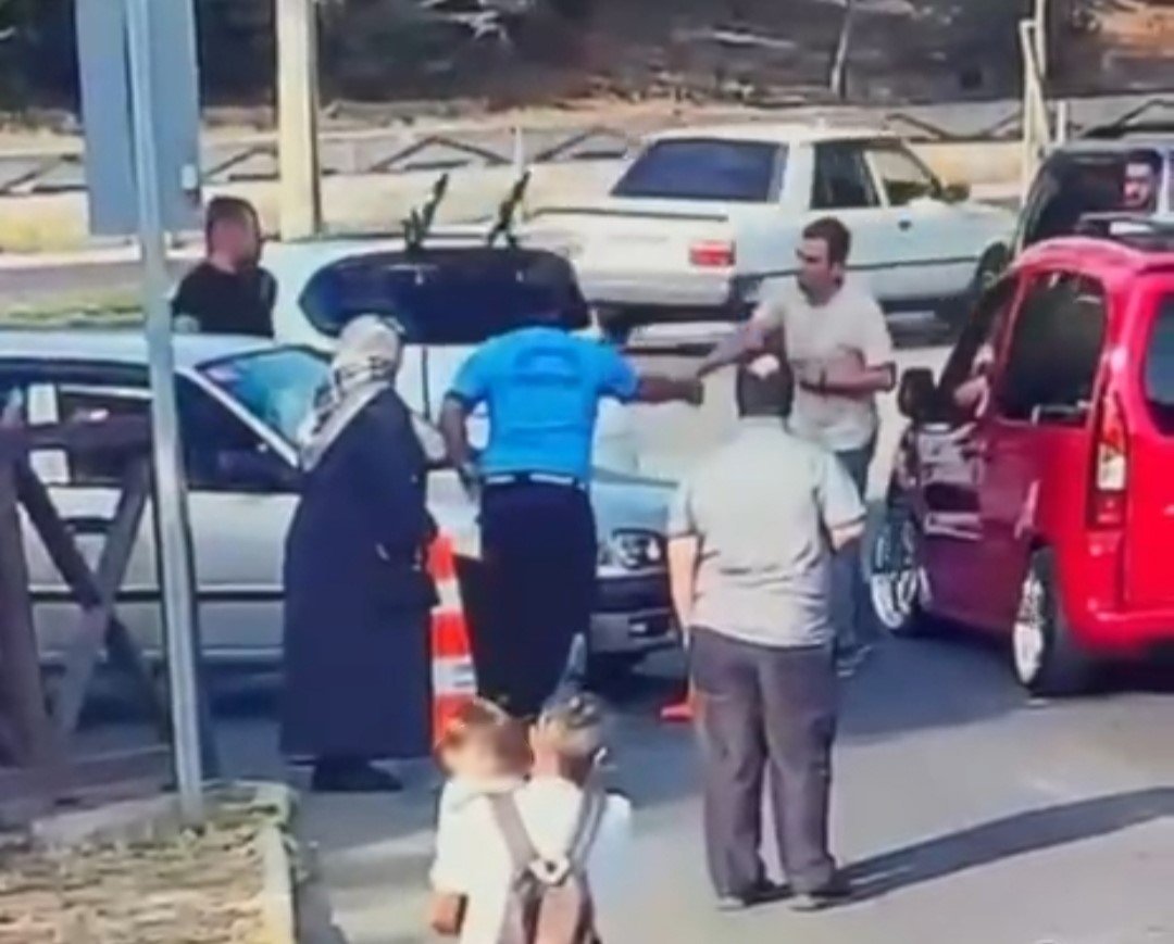 Zabıtaların müdahalesi hayat kurtardı! Sahilde korku dolu anlar