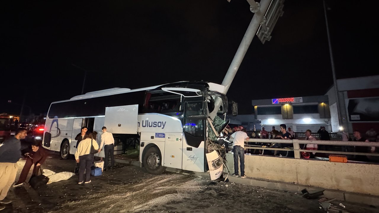 Adana'da yolcu otobüsü tabela direğine çarptı: Yaralılar var