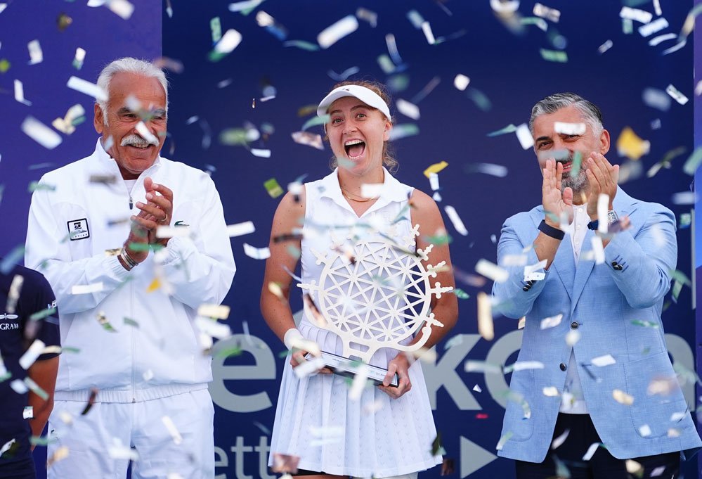 Türk Telekom Ankara Açık WTA 125 Tenis Turnuvası'nda şampiyon olan Berfu Cengiz'in ödül töreninden