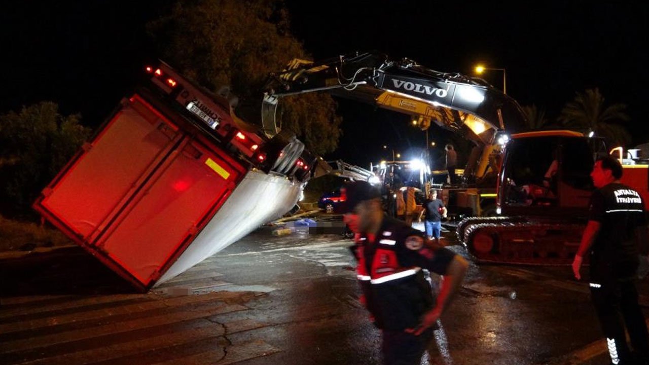 Antalya'da korkunç kaza! Durakta beklerken feci şekilde can verdiler