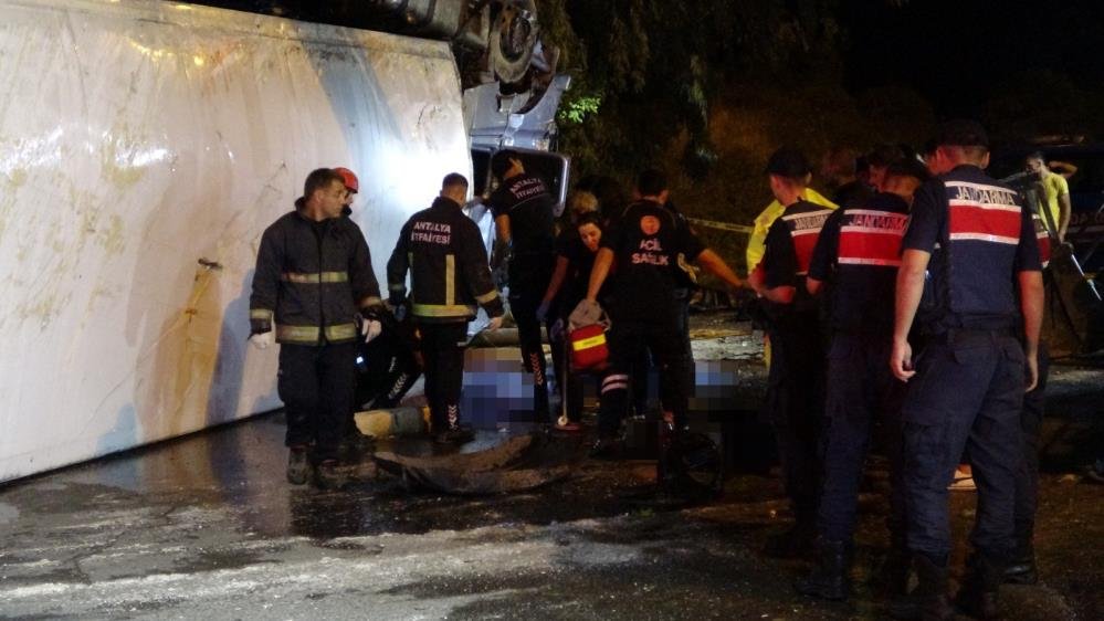 Antalyada korkunç kaza! Durakta beklerken feci şekilde can verdiler