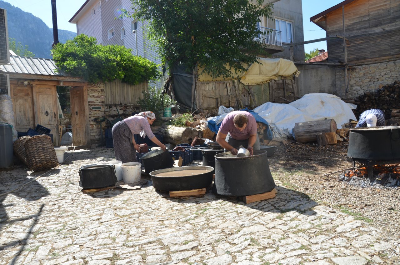 Asırlık mesai başladı! Kilogramı 500 lira… Saatlerce kazanda kaynıyor, kimi içine kül kimi toprak atıyor 