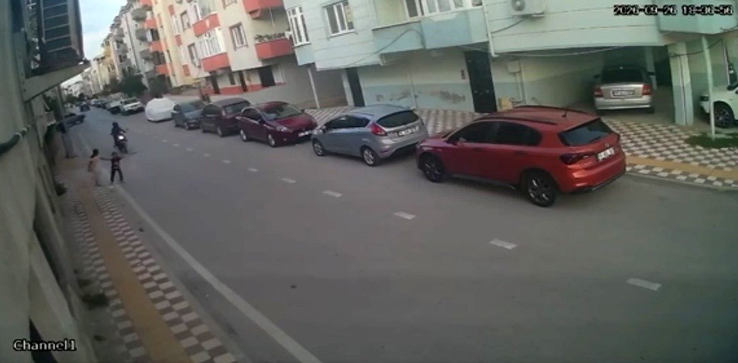 Bursa’da korkunç kaza kamerada! Oyun oynayan çocuğa motosiklet çarptı