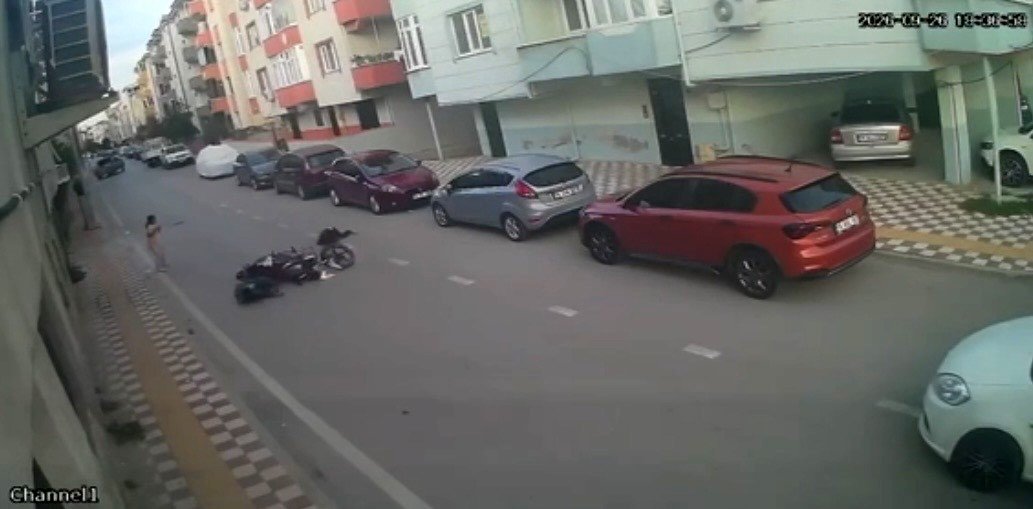 Bursa’da korkunç kaza kamerada! Oyun oynayan çocuğa motosiklet çarptı