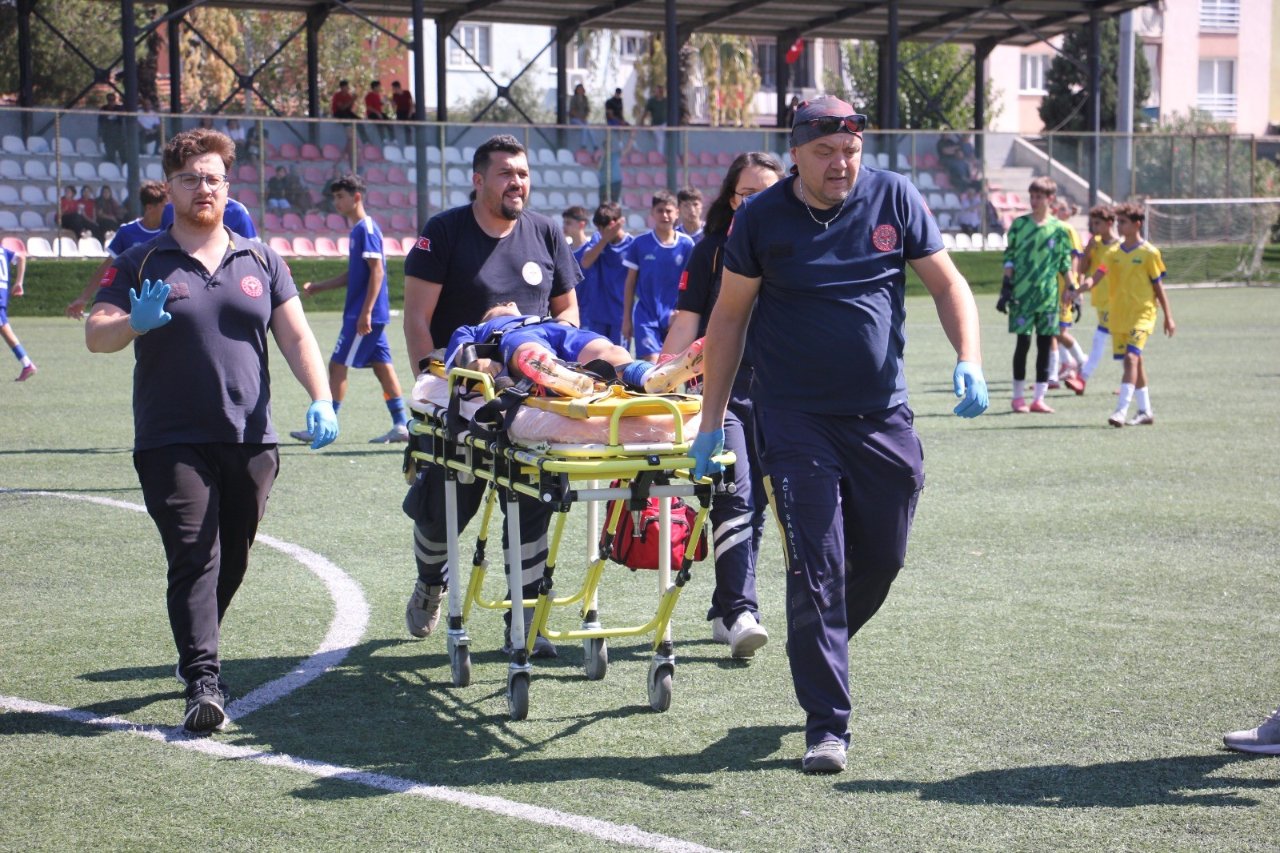Denizlide maçın ortasında korku dolu anlar: 13 yaşındaki futbolcunun dili boğazına kaçtı