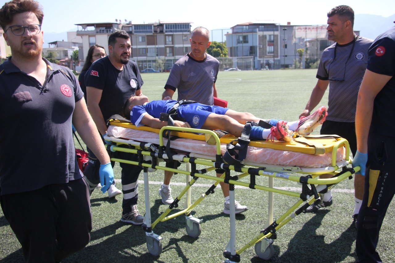 Denizlide maçın ortasında korku dolu anlar: 13 yaşındaki futbolcunun dili boğazına kaçtı