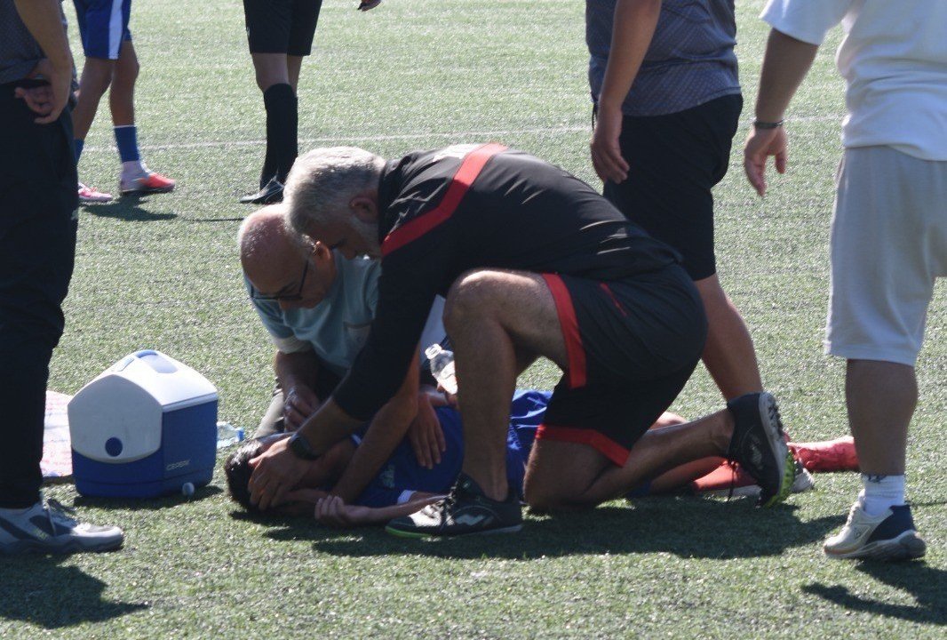 Denizlide maçın ortasında korku dolu anlar: 13 yaşındaki futbolcunun dili boğazına kaçtı