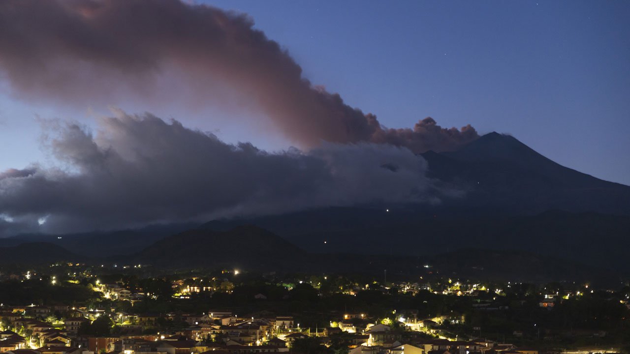 Etna’nın külü havalimanını vurdu! Tüm uçuşlar durduruldu