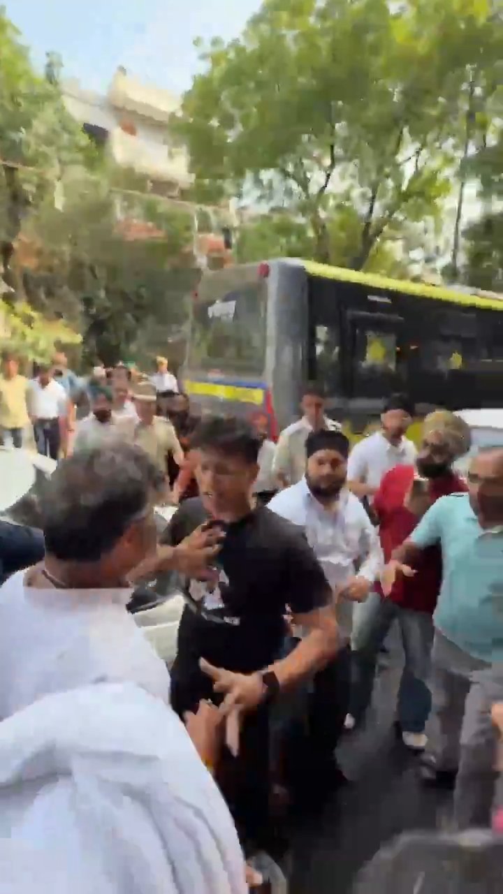 Hintli bakan yol ortasında vatandaşı tokatladı! Ortalık bir anda karıştı