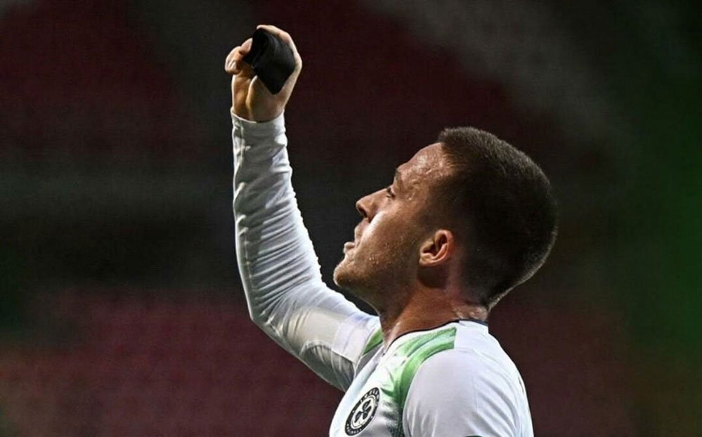 İrlanda'nın üçüncü golünü atan Jack Moylan, attığı gol sonrası Gazze'de hayatını kaybedenleri andı