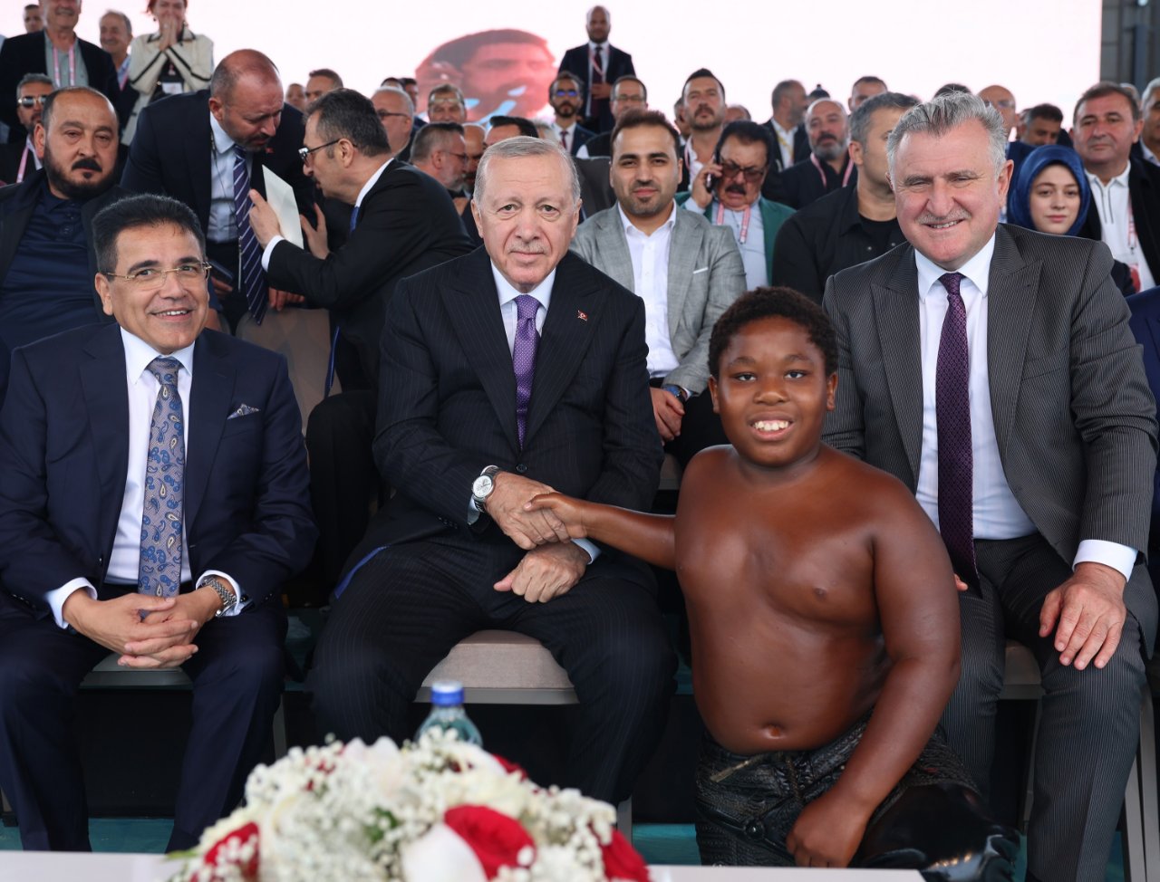 Tanzanyalı küçük pehlivan Cumhurbaşkanı ile sohbetini anlattı: Bunu yenebilir misin? dedi, siz isterseniz yenebilirim dedim