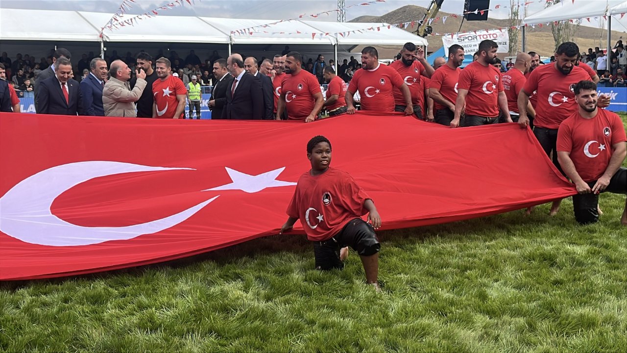 Tanzanyalı küçük pehlivan Cumhurbaşkanı ile sohbetini anlattı: Bunu yenebilir misin? dedi, siz isterseniz yenebilirim dedim