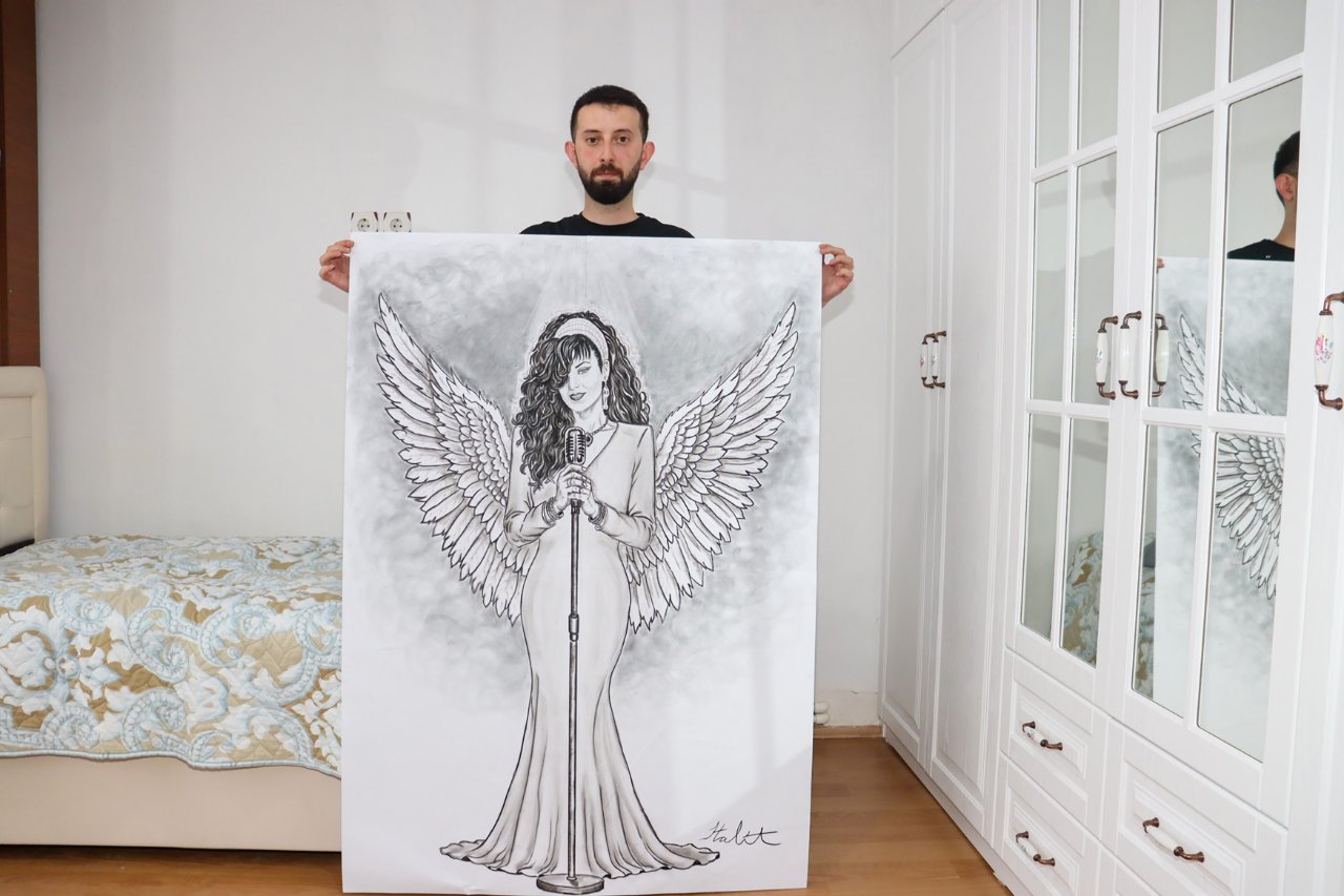 Türkiye’de bir ilk! 1,5 metre yüksekliğindeki dev kağıda kömürle Bergen’in portresini çizdi