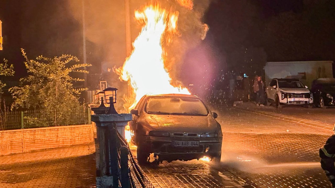 Uşak'ta park halindeki otomobil alevlere teslim oldu