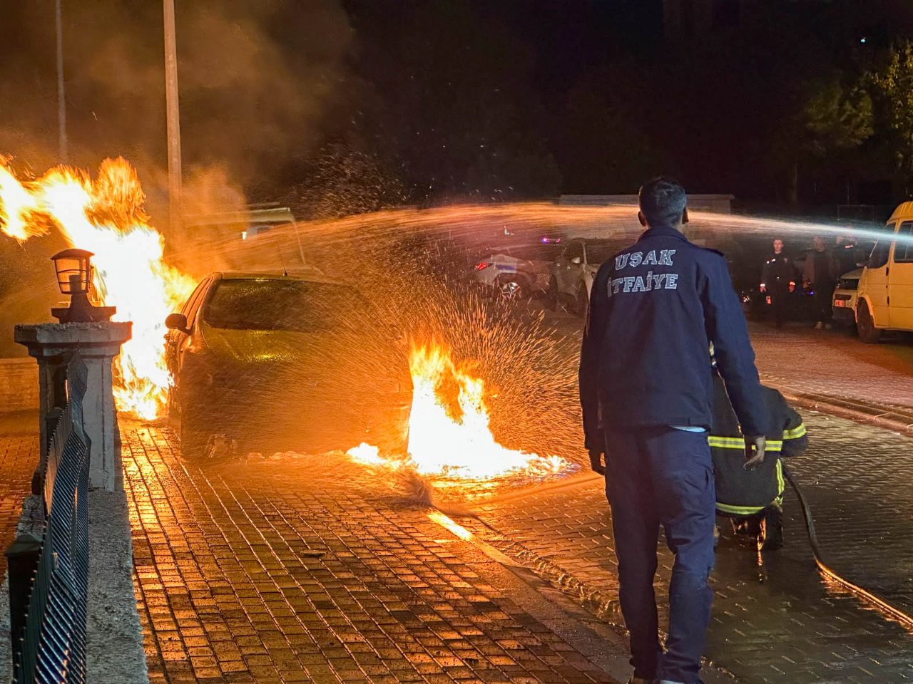 Uşakta park halindeki otomobil alevlere teslim oldu