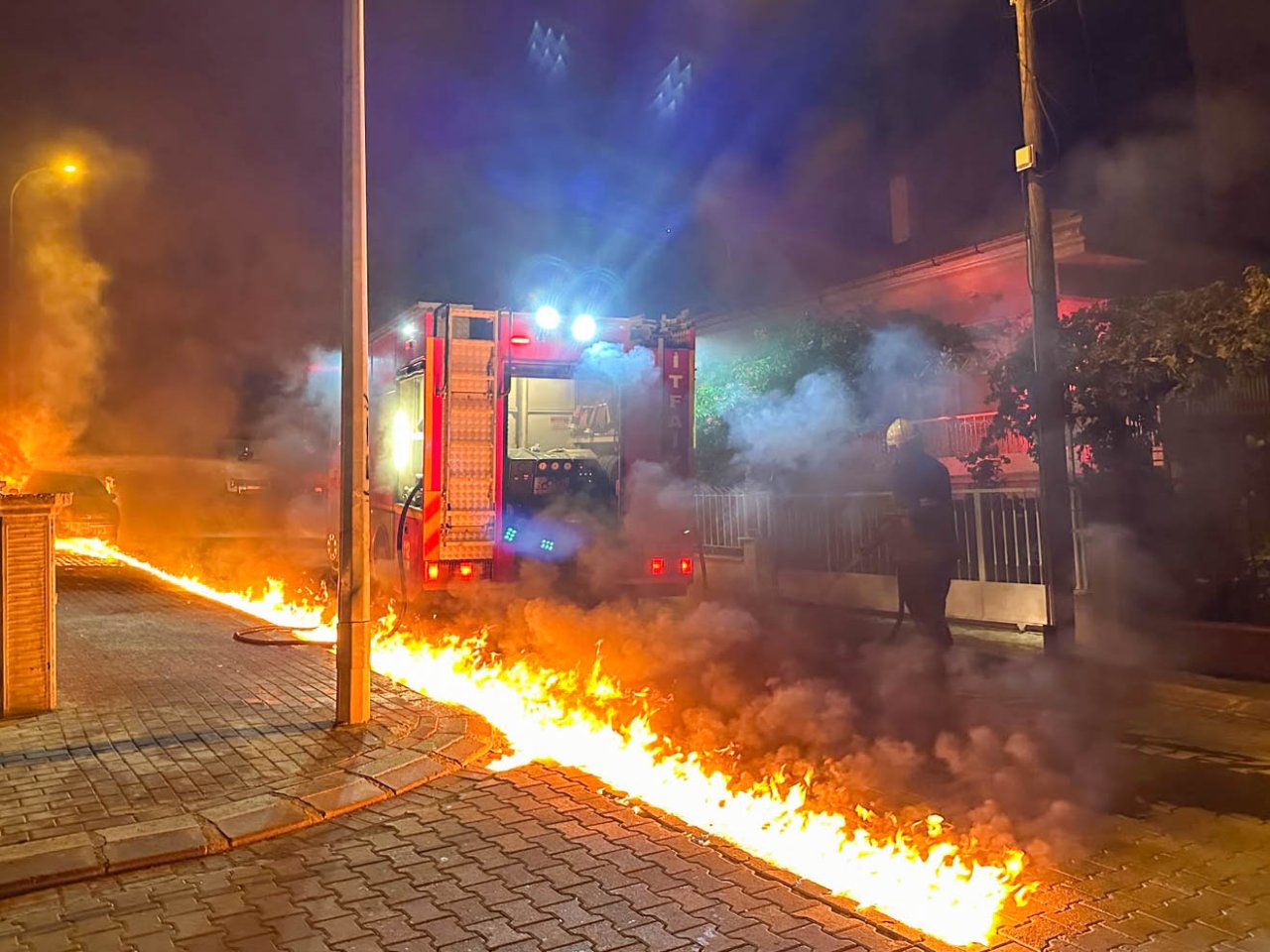 Uşakta park halindeki otomobil alevlere teslim oldu