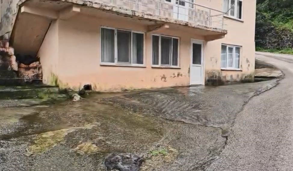 35 yıllık evde akılalmaz olay! 8 aydır diken üstünde yaşıyorlar, evin altından su fışkırıyor