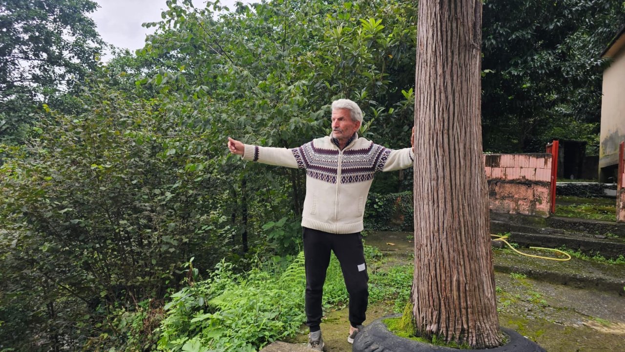 35 yıllık evde akılalmaz olay! 8 aydır diken üstünde yaşıyorlar, evin altından su fışkırıyor