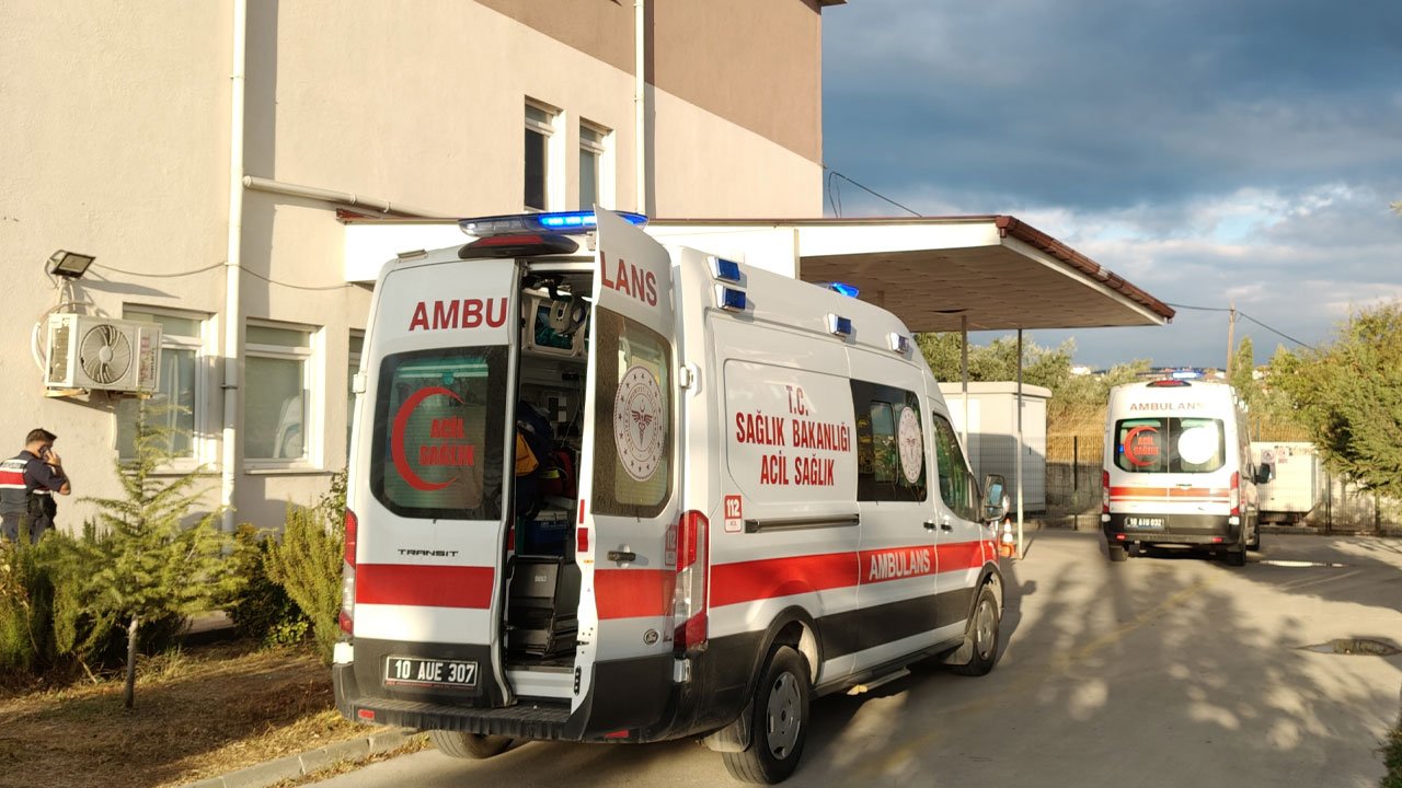 Balıkesir'de işçi servisi toprak yığınına daldı! Çok sayıda yaralı var
