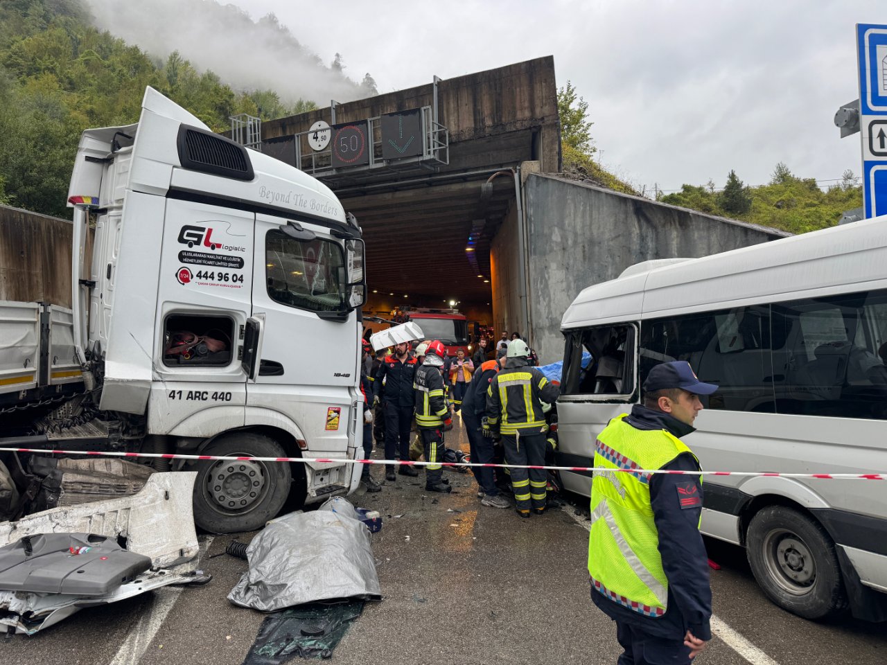 Bartında minibüs ile tır çarpıştı: 1 ölü, 11 yaralı