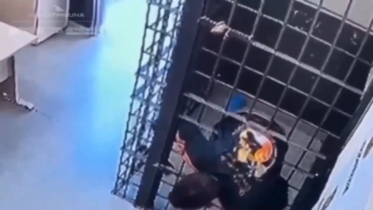 Böyle firar görülmedi! Demir parmaklıkların arasından sıyrıldı: Dönüp ayakkabısını bile aldı
