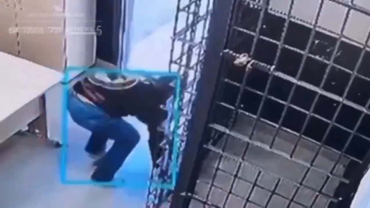 Böyle firar görülmedi! Demir parmaklıkların arasından sıyrıldı: Dönüp ayakkabısını bile aldı