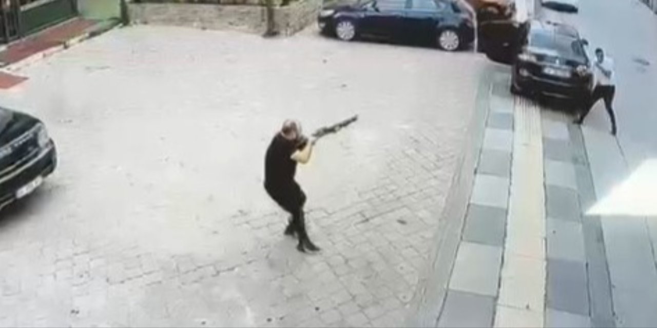 Cipin arkasından aldığı pompalı tüfekle dehşet saçtı! Sokak ortasında kurşun yağmuru