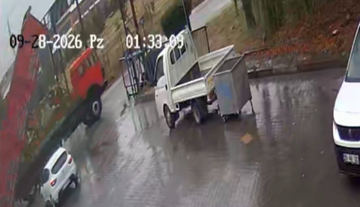 Damperi açık kalan kamyon, sanayi sitesinin kapısını böyle yıktı