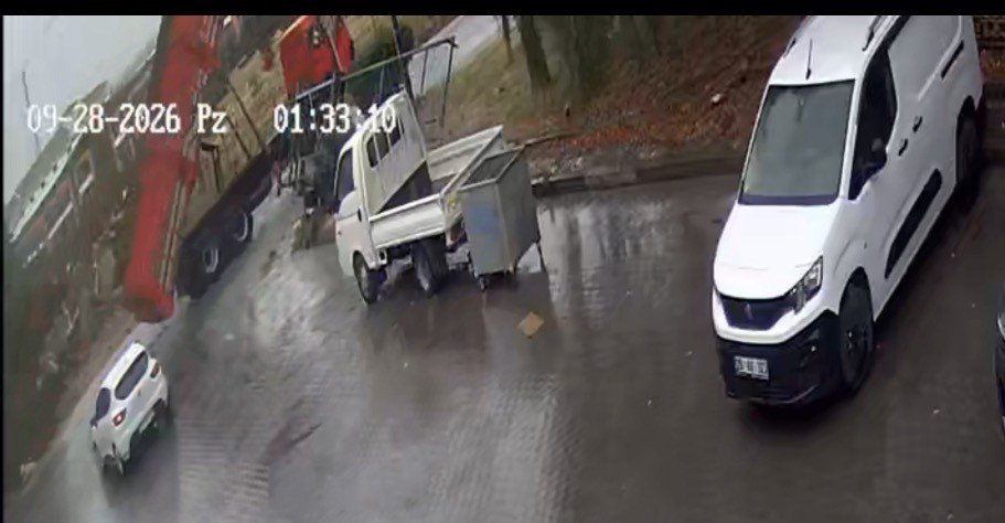 Damperi açık kalan kamyon, sanayi sitesinin kapısını böyle yıktı