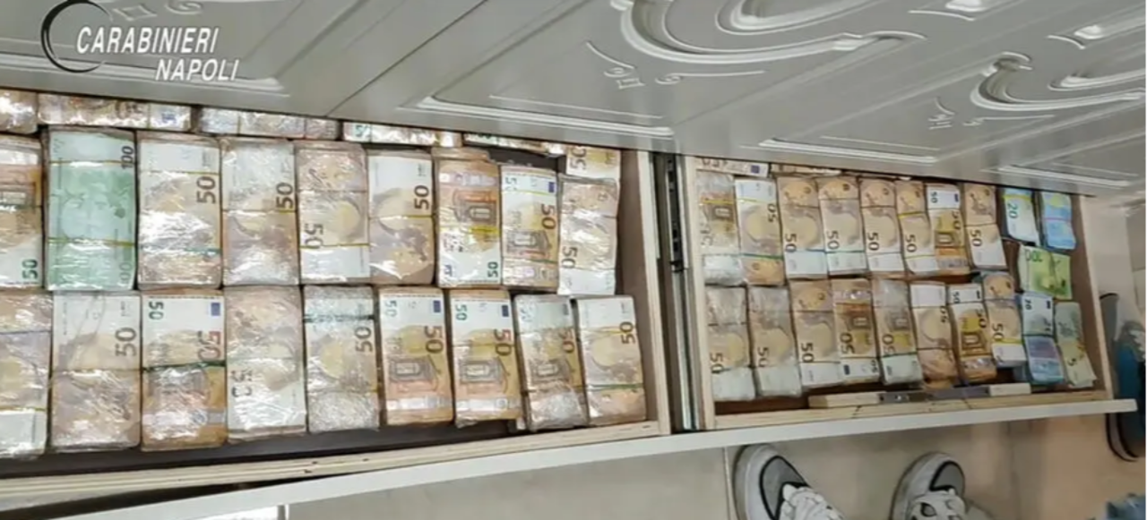 Duvarlardan 178 milyon lira çıktı! Polis kovayla taşımak zorunda kaldı