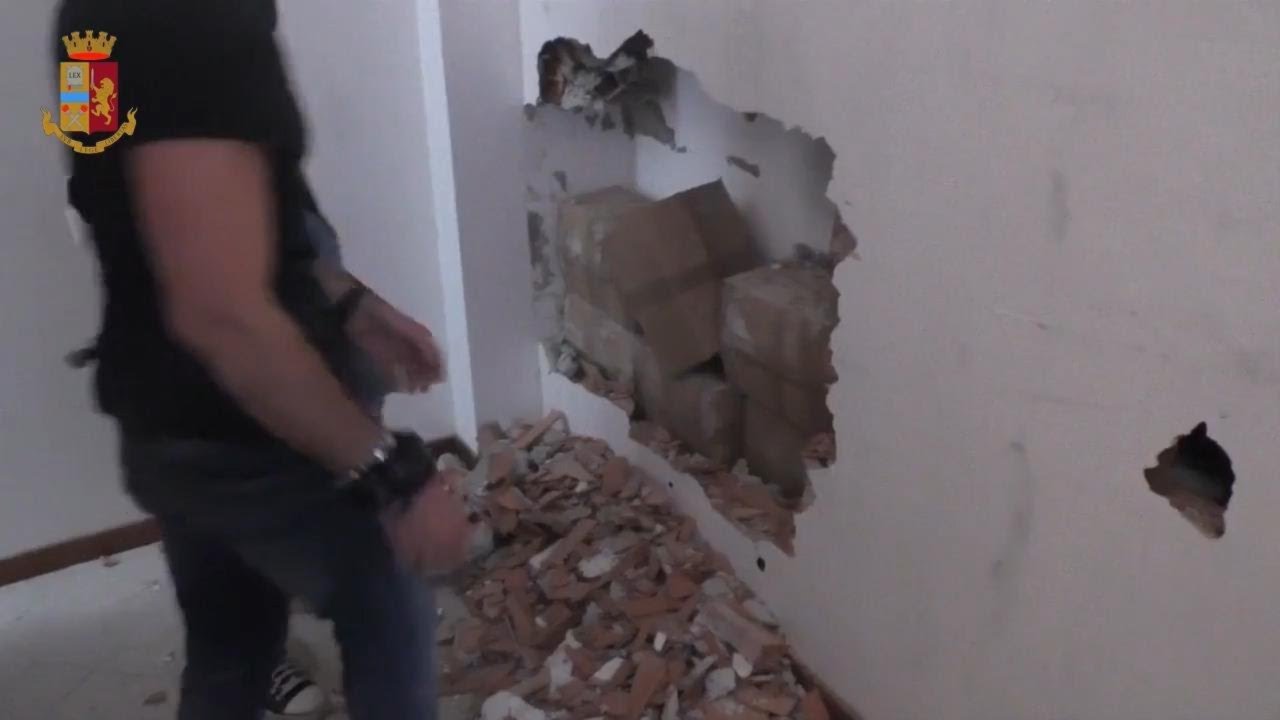 Duvarlardan 178 milyon lira çıktı! Polis kovayla taşımak zorunda kaldı