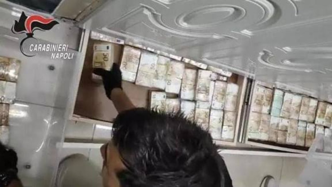 Duvarlardan 178 milyon lira çıktı! Polis kovayla taşımak zorunda kaldı