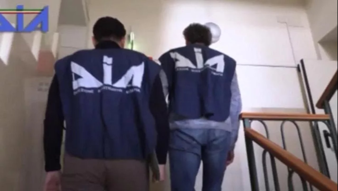 Duvarlardan 178 milyon lira çıktı! Polis kovayla taşımak zorunda kaldı