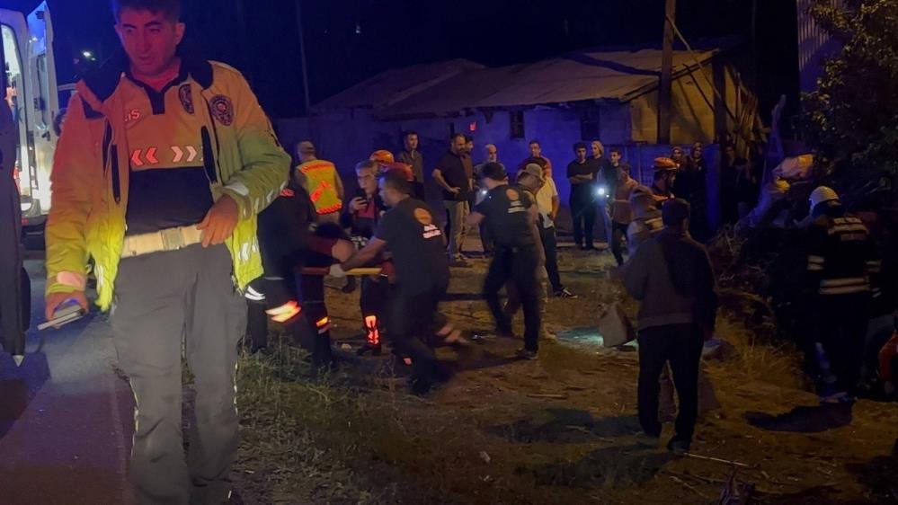 Erzincanda otomobilin takla attı! Karı-koca ölümden döndüler