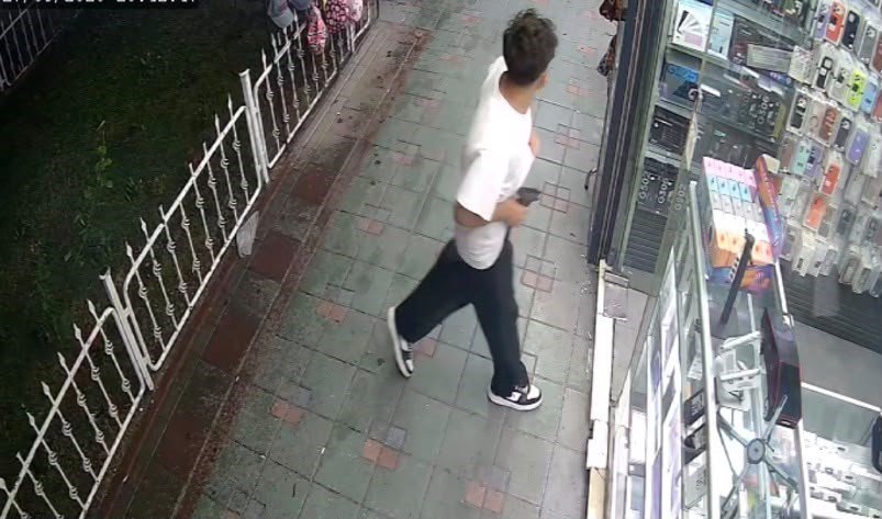 Eskişehir’de korku dolu anlar! Takip edip yaka paça çıkardılar, havaya ateş edip dükkana saklanan 15 yaşındaki çocuğa darp