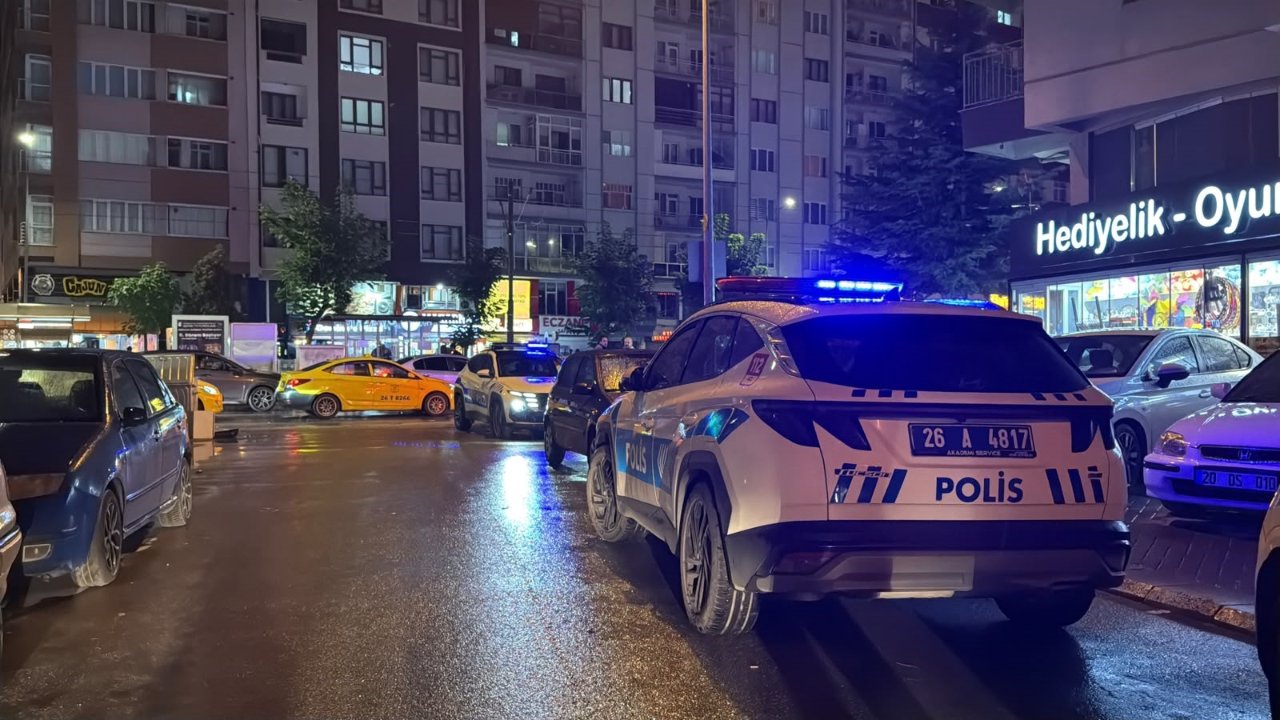 Eskişehir’de korku dolu anlar! Takip edip yaka paça çıkardılar, havaya ateş edip dükkana saklanan 15 yaşındaki çocuğa darp