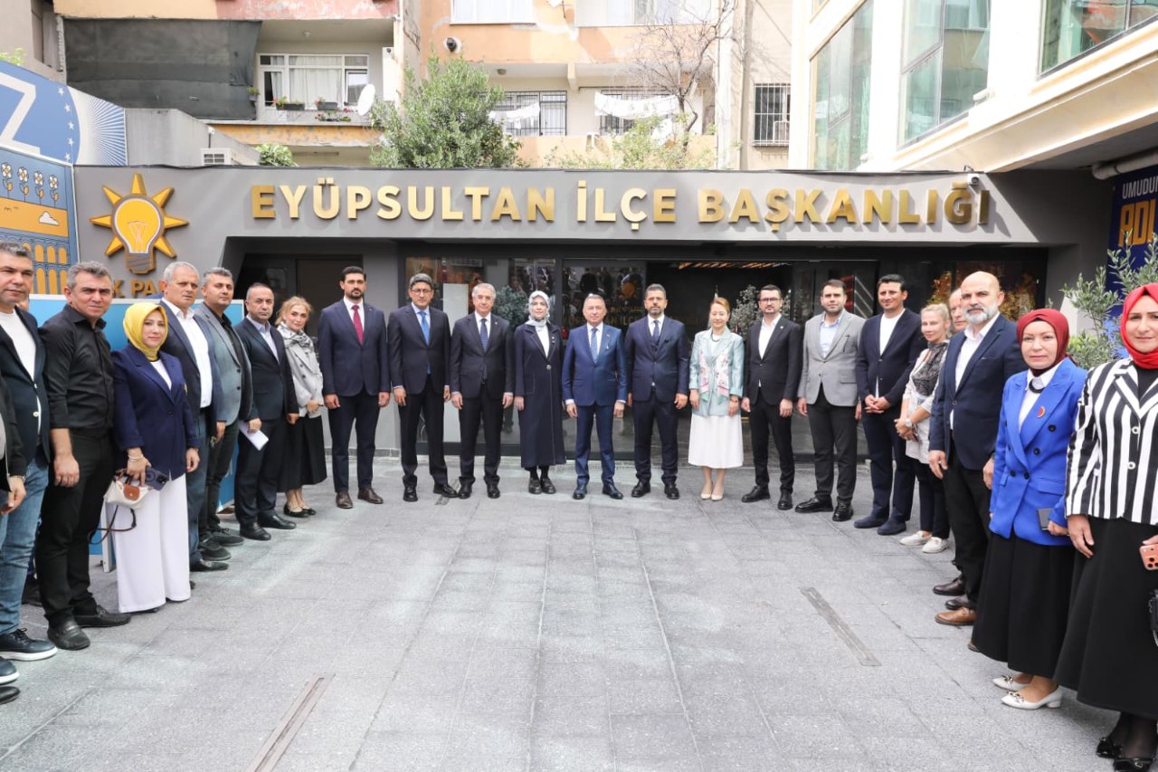 Fuat Oktay, Eyüpsultan’da esnaf ve vatandaşlarla buluştu: Sevinçlerine ve acılarına ortak olduk