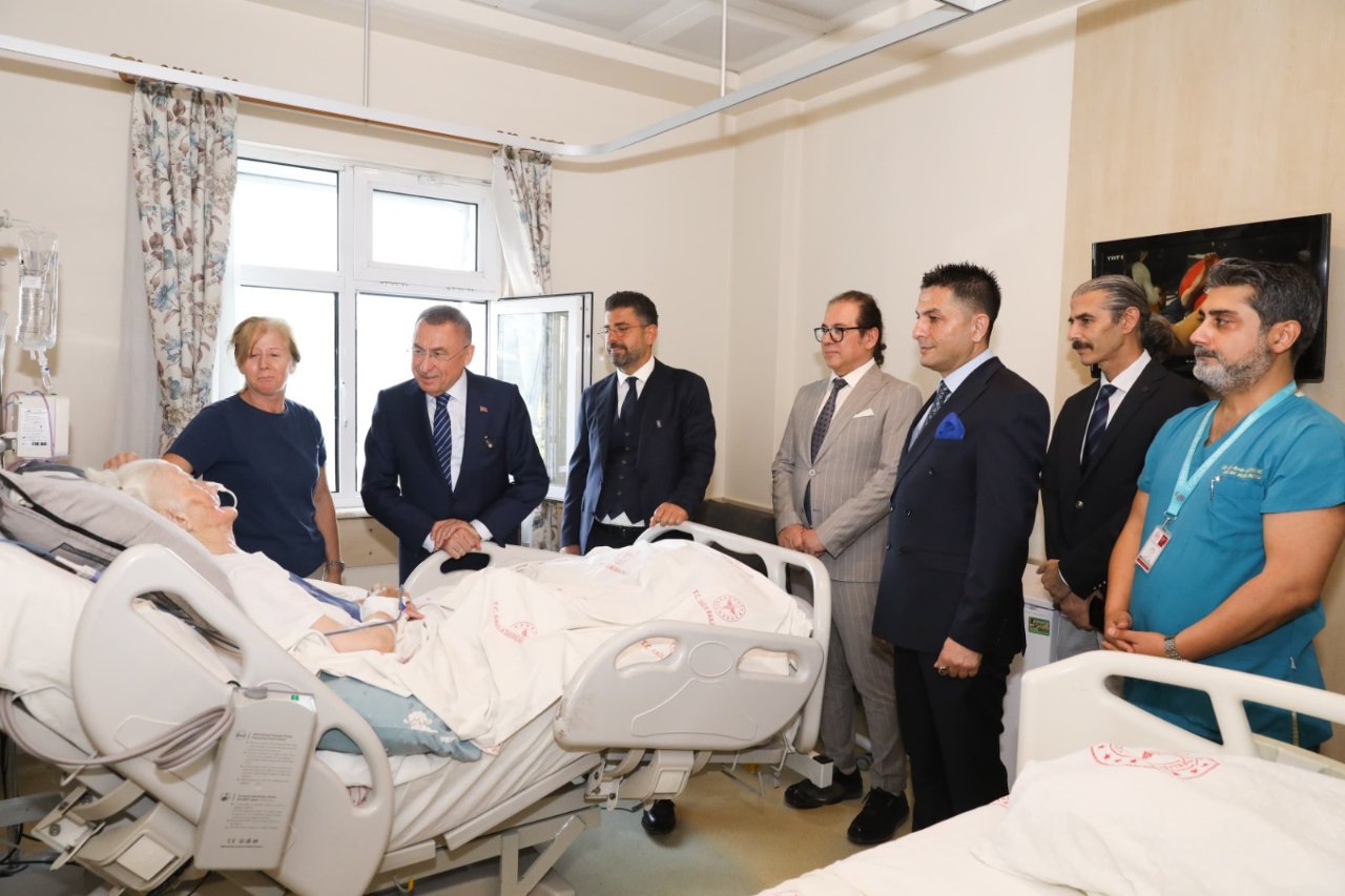 Fuat Oktay, Eyüpsultan’da esnaf ve vatandaşlarla buluştu: Sevinçlerine ve acılarına ortak olduk