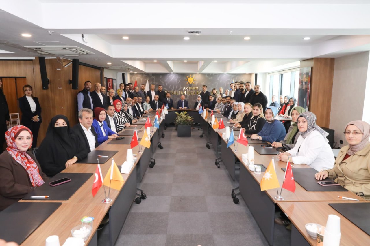 Fuat Oktay, Eyüpsultan’da esnaf ve vatandaşlarla buluştu: Sevinçlerine ve acılarına ortak olduk
