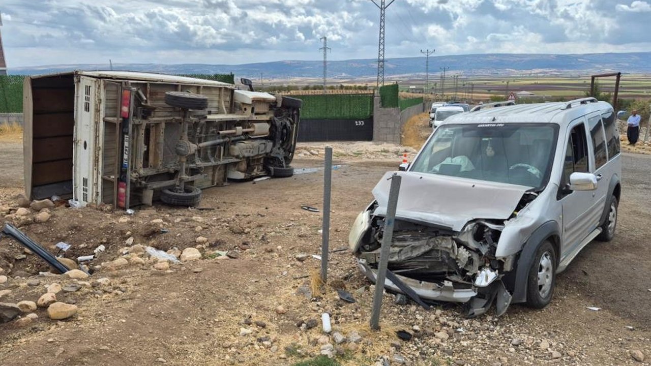 Gaziantep'te hafif ticari araç ile kamyonet çarpıştı: 14 kişi yaralandı