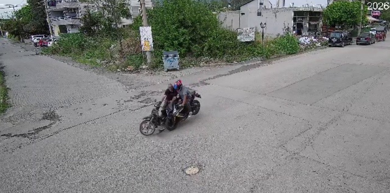 Hatay'da iki motosikletin birbirine girdiği kaza kamerada! Genç sürücüden yaşlı adama isyan