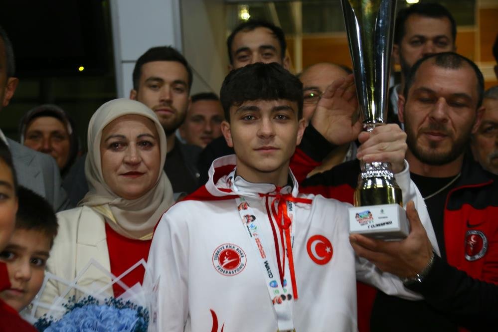 Yiğit Şişman, Kick Boks Dünya Şampiyonası'nda kazandığı kupayla poz verdi.
