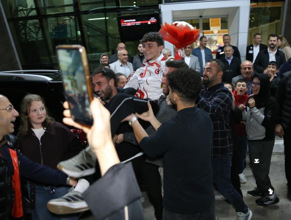 Altın madalya kazanan Şişman, havalimanında omuzlarda taşındı.